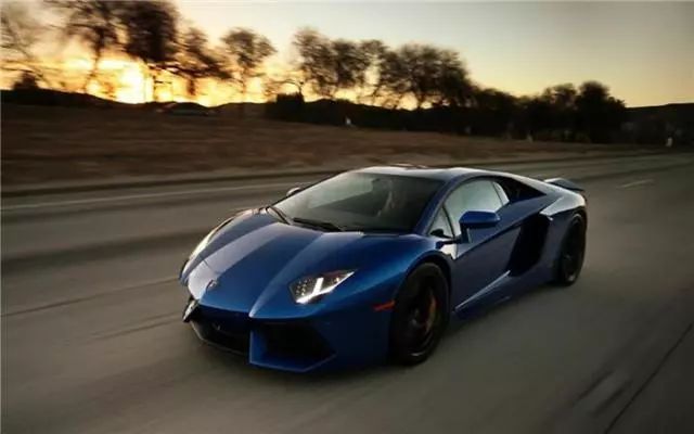 原标题：你知道新能源汽车，但懂新能源电池吗？            现如今，生活中方方面都离不开电池的应用，3C数码、照相机、电动汽车、航空航天等无一不用到电池。可以说电池与人类的生活密切相关，尤其近几年，新能源汽车的快速发展，使电池行业备受关注，毕竟其核心技术还是动力电池