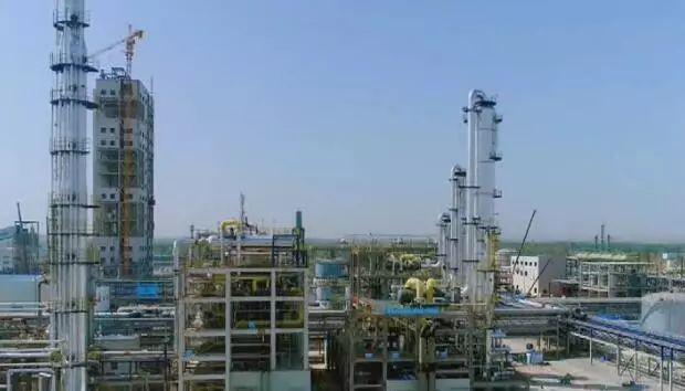 原标题：鄂尔多斯：瞄准产业高端 拉长煤化工产业链            瞄准产业高端 拉长煤化工产业链  今年，我市继续加大对煤化工行业的转型发展，延伸煤化工产业链条，改造升级传统产业，优化提升产品层次，让煤化工产业向高端化迈进。  新能能源有限公司二期 稳定轻烃项目成功实现试生产  新闻 项目总投资42.6亿元，年产20万吨稳定轻烃