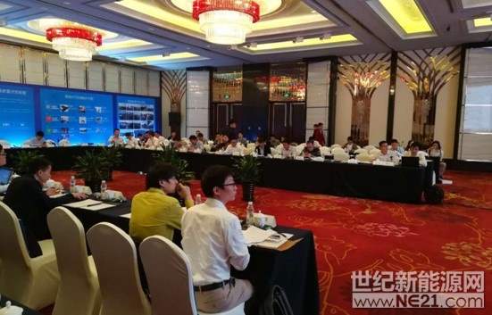  近日，2018年度家庭户用光伏标准工作组第一次工作会议暨家庭户用光伏标准研讨会在江苏举办。中国光伏行业协会标准化技术委员会、中国电子技术标准化研究院等多位行业领导，以及多家光伏企业参与，对家用光伏安装、验收、运行维护等多方面规范性标准，进行了深入研讨