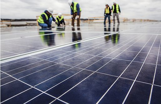 原标题：IRENA：全球可再生能源就业人数首超千万             国际可再生能源署（IRENA）近日发布《2018可再生能源与就业》年度报告指出，目前，全球包括大型水电在内的可再生能源领域就业总人数已达到1030万。其中，仅2017年，可再生能源行业就在全球创造了50多万个新的就业机会