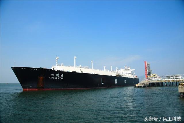 原标题：中国将加大从美国进口石油天然气，或隐含新一场能源战争            兵工科技（微信ID：binggongkeji）   图注：LNG液化天然气海运进口，目前已经成为中国进口天然气的最主要渠道，其中从以澳大利亚为首的南太平 2018年5月20日，据新华社消息，中美就第二轮贸易谈判在华盛顿达成一致，并发表了《联合声明》，其中中方同意“将有意义地增加美国能源对华出口”的表述引人瞩目。众所周知，美国是世界能源储量和开采大国，我们需要从美国进口的，主要是指石油和天然气