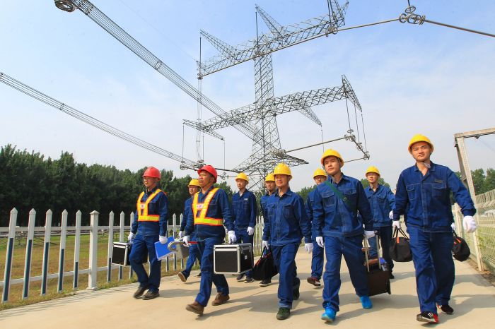 　　5月19日，在位于北京市昌平區(qū)的中國電科院特高壓試驗基地88米的模擬線路鐵塔上，來自安徽送變電工程有限公司帶電班的工作人員成功完成±1100千伏特高壓線路帶電作業(yè)模擬試驗，標志著帶電作業(yè)在世界上首次進入±1100千伏領(lǐng)域，開啟了人類電力工業(yè)史的新篇章。

　　5月19日，在中國電科院特高壓試驗基地，工作人員走向工作區(qū)域