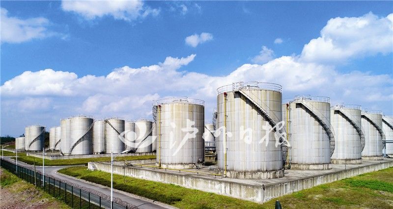 原标题：泸遵在化工、白酒、新能源汽车等产业抱团发展            近日，泸遵产业合作座谈会暨签约仪式在贵州省遵义市举行，泸州市经济和信息化委、遵义市工业和能源委主要负责同志，就“共同抢抓长江经济带和一带一路建设机遇，推动泸遵工业经济深度交流合作”事宜进行深入对接，并签署《合作备忘录》。  会议确定，双方将本着“政府引导、企业主体、全面合作、实现共赢”宗旨，按照包容开放、兼顾利益、长短结合、先易后难、重点突破、有序推进原则，在化工产业转型升级、能源资源开发利用、电子信息产业合作、现代医药产业体系建设