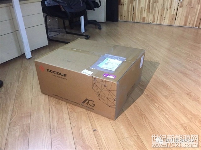  本文授權(quán)轉(zhuǎn)載自亞坦能源科技
 
今天我們有幸拿到了一臺固德威三相15kW并網(wǎng)逆變器，平時工作忙，沒時間研究細節(jié)，今天，讓我們從一個熱愛電子產(chǎn)品的用戶角度來鑒賞一下逆變器的全部吧。（本文若涉及任何商業(yè)保密信息請聯(lián)系我們）