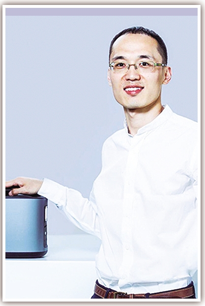 
			              
	
王雷博士畢業(yè)于香港大學(xué)機械工程系，研究方向為新型電池技術(shù)及燃料電池。在2017年創(chuàng)辦儲能科技公司EcoFlow前，他曾任大疆創(chuàng)新電池研發(fā)部負責(zé)人，并將當時新款大疆無人機的電池續(xù)航時長由20多分鐘提高到30多分鐘