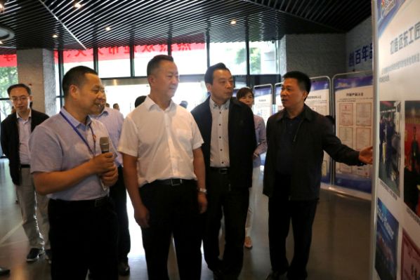 
	
                    
	5月21日，无锡市人大常委会党组成员陈荣庆，无锡市人大常委会委员、研究室主任顾正刚，无锡市人大常委会委员、内司工委主任吴早春，无锡市人大常委会委员、副秘书长赵立平，无锡市人大常委会委员、法制工委副主任俞宏雷，无锡市人大财经委员会委员、江阴市政府投资项目审计中心副主任蒋云燕，无锡市人大代表、江苏检验检疫局纺织工业产品检测中心质量技术科科长殷祥刚，无锡市质监局副局长胡宏，国家统计局无锡调查队副队长张晓东，无锡市公安局治安支队副支队长胡晓忠，无锡市科技局政策法规