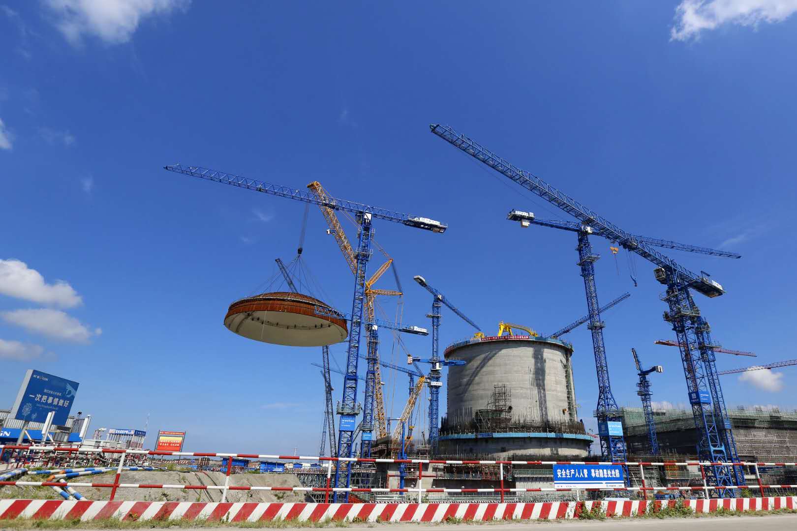 　　中国能源网丨5月23日，我国自主三代核电华龙一号示范项目——中广核防城港核电二期工程3号机组穹顶吊装顺利完成，标志着作为英国“华龙一号”核电项目参考电站的防城港3号机组从土建施工阶段全面转入设备安装阶段。 　　据广西防城港核电有限公司新闻发言人宫广臣介绍，穹顶吊装是核电站建设的重要里程碑节点，穹顶是核电站安全的重要屏障，是保证反应堆厂房完整性和密封性的重要组成部分