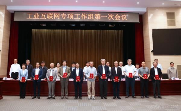 
                    
	原标题：苗圩主持工业互联网专项工作组第一次会议，审议三年行动计划


	


	


	 


	


	  2018年5月21日，为贯彻落实《国务院关于深化“互联网+先进制造业”发展工业互联网的指导意见》，加快推进工业互联网创新发展，工业互联网专项工作组第一次会议在京召开，工业互联网专项工作组组长、工业和信息化部部长苗圩主持会议并讲话。会议审议了《工业互联网发展行动计划（2018-2020年）》、《工业互联网专项工作组2018年工作计划》等文件，研