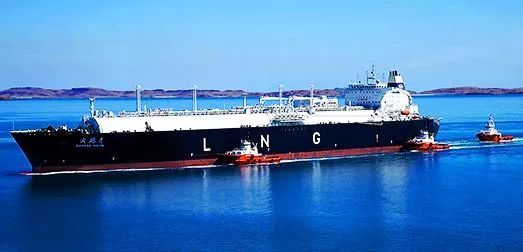 原标题：浮式LNG接收终端：调峰保供必选项？             “浮式LNG（液化天然气）接收终端是短期内解决我国天然气需求增大与基础设施建设滞后矛盾的最有效方式。”在近日于北京召开的中国国际LNG峰会上，惠生海洋工程有限公司高级解决方案经理陈卫达对于浮式LNG接收终端给予的高度评价吸引了众多与会者关注