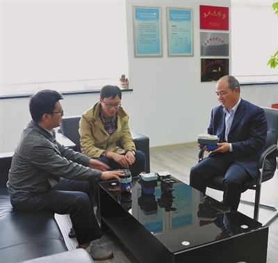 　　【中国仪表网 仪表人物】近年来，随着我国智慧城市建设的不断推进，建设智慧水务已成为我国传统水务领域转型升级的必由之路。  李志明(右)和工作室成员在讨论智能水表新技术