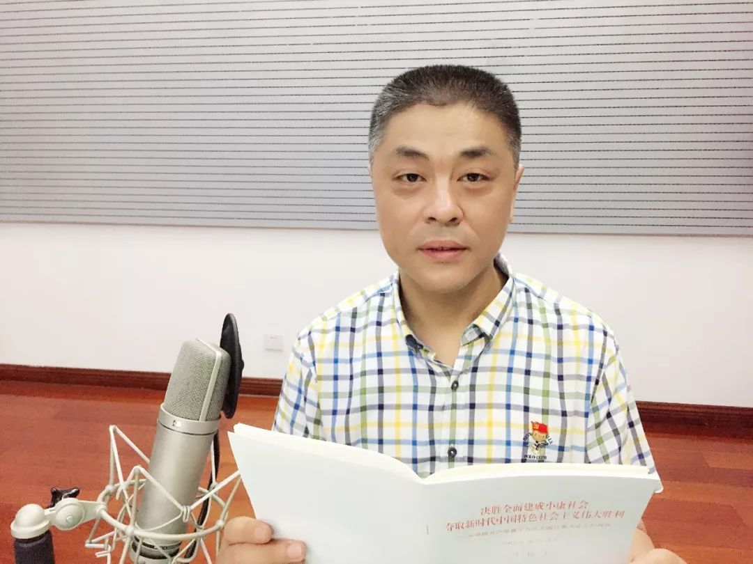 原标题：十九大精神宣讲百集微音频展播第四十五期，今天领读的是他……            为深入学习习近平新时代中国特色社会主义思想和党的十九大精神，读原著、学原文、悟原理，推动广大党员干部和人民群众树立“四个自信”，增强“四个意识”，始终在思想上、政治上、行动上和以习近平同志为核心的党中央保持一致，为泰州迈开跨越赶超步伐，实现高质量发展，推进“四个关键突破”取得更大成效提供理论支持、思想保证和精神动力，十九大精神宣讲百集微音频展播，今天推出第四十五期。 本期，泰州市住建局副局长焦斐虎，为大家领读《党的十