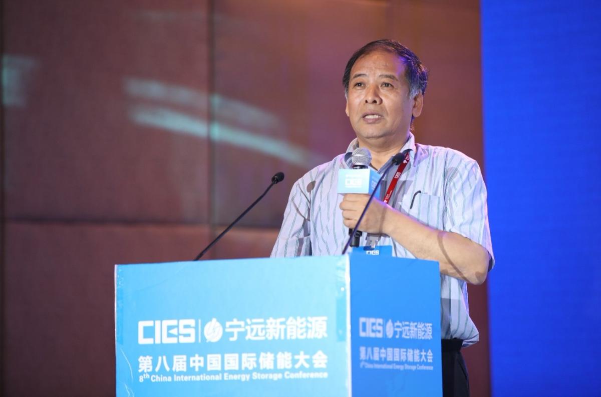 
	中國儲能網(wǎng)訊：5月19日至21日，“第八屆中國國際儲能大會”在深圳隆重召開， 來自中國、美國、德國、英國、加拿大、西班牙、日本、韓國、澳大利亞等國和地區(qū)1500余位政府機構(gòu)、科研院所、行業(yè)組織、電力公司、新能源項目單位、系統(tǒng)集成商等代表出席本次大會。


	大連化學(xué)物理研究所研究員張華民在儲能電站專場，發(fā)表了題為“全釩液流電池技術(shù)及產(chǎn)業(yè)化”的精彩演講