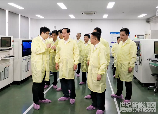 5月24日下午，浙江省委書(shū)記、省人大常委會(huì)主任車俊蒞臨寧波錦浪新能源科技股份有限公司指導(dǎo)工作，浙江省委副書(shū)記、寧波市委書(shū)記鄭柵潔、浙江省委常委、省委秘書(shū)長(zhǎng)陳金彪、象山縣委書(shū)記葉劍鳴等陪同考察，寧波錦浪科技總經(jīng)理王一鳴等熱情接待，并進(jìn)行了公司工作匯報(bào)。




車俊書(shū)記一行實(shí)地考察寧波錦浪科技，深入車間察看生產(chǎn)情況，高度關(guān)注企業(yè)的創(chuàng)新發(fā)展