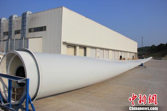                            72米海陆两用风力发电叶片。中车株洲所供图　　5月27日中国中车株洲电力机车研究所有限公司27日对外透露，由该公司旗下时代新材与上海电气共同研制的72米海陆两用风力发电叶片--S72近日在株洲动力谷下线，这是中国自主研发设计的首款海陆两用风电叶片