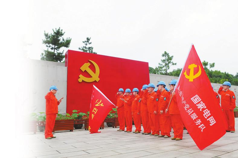 
　　圖為國網(wǎng)嘉興供電公司紅船服務(wù)隊(duì)在嘉興市七一廣場(chǎng)上莊嚴(yán)宣誓，重溫入黨誓詞。 任佳珺 攝

　　97年前，嘉興南湖，革命的星火從紅船上那盞小油燈暈染開來，燃燒出一片嶄新的天地，蕩滌風(fēng)雨如磐的暗夜，照亮中華民族復(fù)興的征程，照進(jìn)中國歷史嶄新的篇章