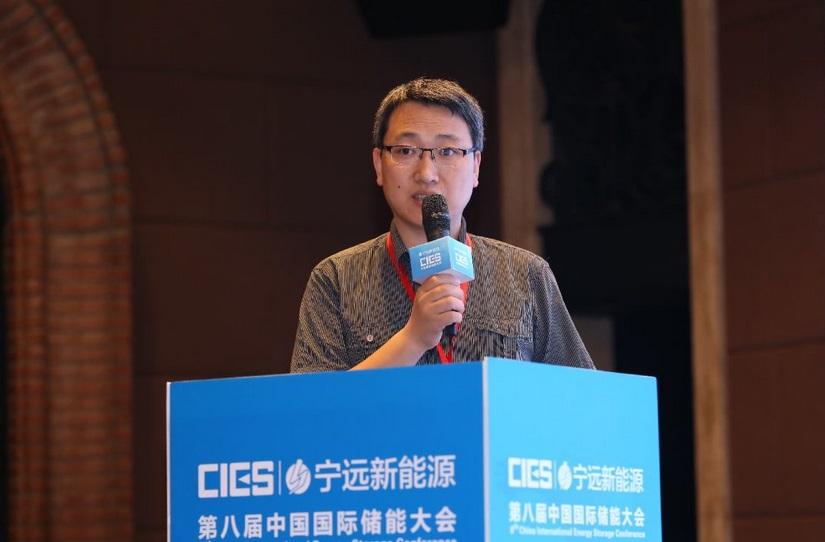 
	中國儲能網(wǎng)訊：5月19日至21日，“第八屆中國國際儲能大會”在深圳隆重召開， 來自中國、美國、德國、英國、加拿大、西班牙、日本、韓國、澳大利亞等國和地區(qū)1500余位政府機構、科研院所、行業(yè)組織、電力公司、新能源項目單位、系統(tǒng)集成商等代表出席本次大會。




	北控智慧能源投資有限公司總經(jīng)理蘭云鵬在能源互聯(lián)網(wǎng)與多能互補專場，發(fā)表了題為“高比例可再生能源下儲能的應用”的精彩演講