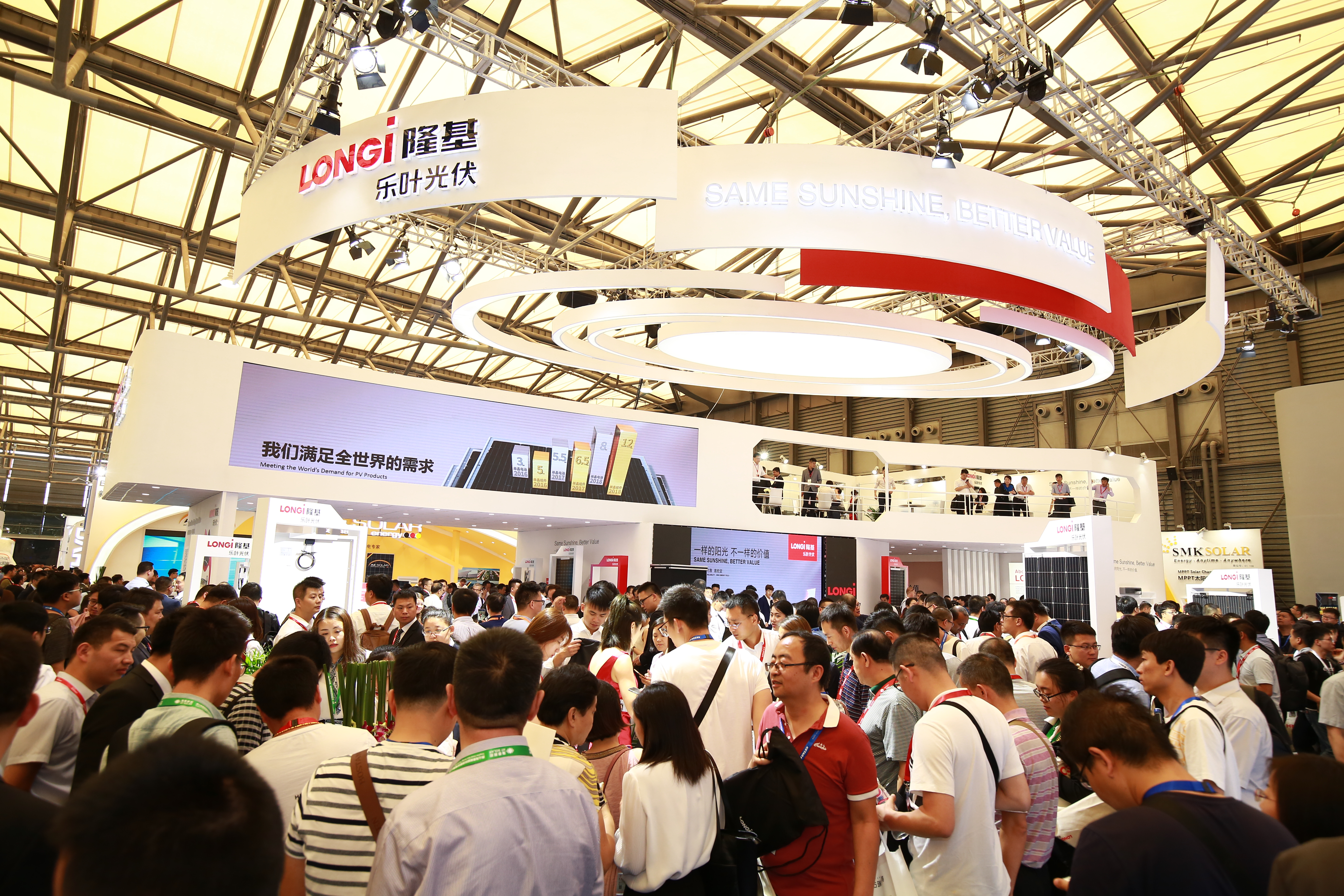 　　中国能源网|5月28日，2018年上海国际太阳能光伏展(SNEC)期间，隆基乐叶重磅发布双面半片PERC组件新品——Hi-MO3。这是继2016、2017发布单晶PERC低衰减组件Hi-MO1、PERC双面组件Hi-MO2之后，隆基乐叶PERC电池及组件封装技术的再次升级