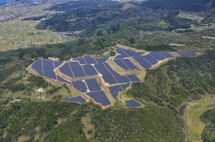                                         
	　　由東京盛世利株式會社(Tokyo Century Corporation)和京瓷株式會社共同出資成立的京瓷TCL太陽能聯(lián)合公司在日本鳥取縣米子市建成約29.2MW光伏電站，于今年4月正式投入運行。

	
	29.2MW光伏電站

	　　此電站建在閑置的高爾夫球場上，占地約120萬㎡，共使用了108,504塊京瓷光伏組件，年發(fā)電量約達3,608萬kWh，相當于12,000戶普通家庭一年的用電量