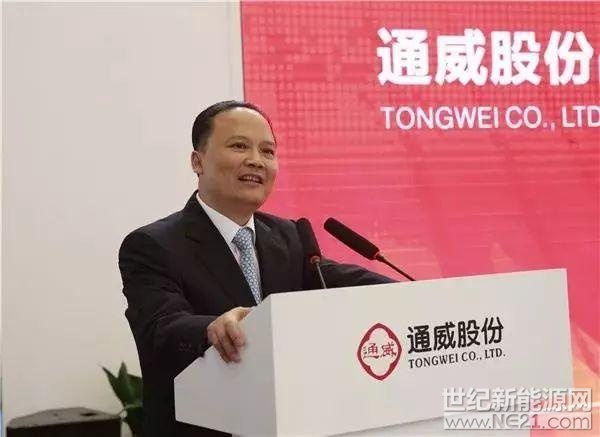 世紀新能源網(wǎng)消息：5月28日，在SNEC第十二屆(2018)國際太陽能光伏與智慧能源(上海)大會暨展覽會期間，中環(huán)股份（002129）與通威集團本著平等互利、綠色發(fā)展、同等優(yōu)先的原則，就多晶硅料、單晶硅片、太陽能電池等方面進行產(chǎn)業(yè)鏈合作，簽訂《光伏產(chǎn)業(yè)鏈合作框架協(xié)議》。全國人大代表、通威集團董事局主席劉漢元，通威集團總裁禚玉嬌，通威集團副總裁胡榮柱，通威太陽能董事長謝毅，永祥股份董事長兼總經(jīng)理段雍，中環(huán)集團總經(jīng)理、中環(huán)股份董事長沈浩平，中環(huán)股份總經(jīng)理秦玉茂，中環(huán)股份副總經(jīng)理張長旭、江云等領(lǐng)導出席簽約儀式