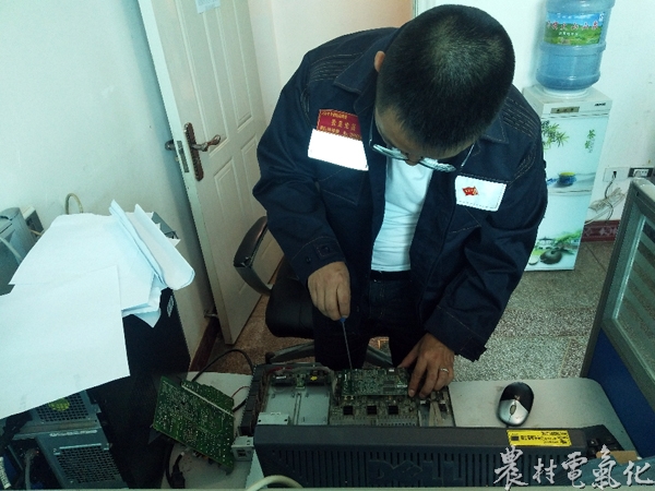 
威寧局車間黨支部副書記徐鴻鑫正在拆除廢舊交換機(jī)正常電路模塊

威寧局車間黨支部黨員何小俊正在鹽倉(cāng)供電所調(diào)試新的交換機(jī)
　　農(nóng)村電氣化網(wǎng)訊：“光釬級(jí)聯(lián)口綠色小燈閃爍著，交換機(jī)運(yùn)行正常，有網(wǎng)啦！徐鴻鑫、何小俊兩人臉上露出高興的笑容，心里充滿成功的喜悅。”

　　2017年，威寧供電局鹽倉(cāng)供電所交換機(jī)損壞，導(dǎo)致該所主網(wǎng)絡(luò)中斷，為確保抄表器下、上裝、電費(fèi)回收及等工作的正常開展，該所迅速啟用備用網(wǎng)絡(luò)開展各項(xiàng)工作