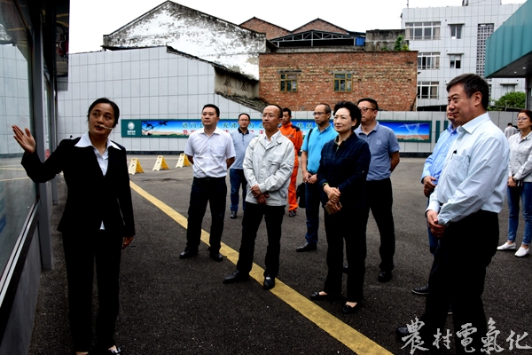 

　　農(nóng)村電氣化網(wǎng)訊：5月24日，四川省住房和城鄉(xiāng)建設(shè)廳巡視員、省電力公司行風(fēng)監(jiān)督員組長田利婭攜《四川日報》、四川人民廣播電臺《陽光政務(wù)》節(jié)目媒體記者及省公司監(jiān)察部人員一行，在遂寧公司黨委書記蘇旭燕、紀(jì)委書記曾俊杰及監(jiān)察部、蓬溪公司領(lǐng)導(dǎo)的陪同下，對遂寧公司行風(fēng)建設(shè)工作情況進(jìn)行了抽查。

　　在大石供電所，行風(fēng)監(jiān)督員一行詳細(xì)觀看了圖文并茂的班組建設(shè)成果展示長廊，對翔實的內(nèi)容展現(xiàn)頻頻給予點贊