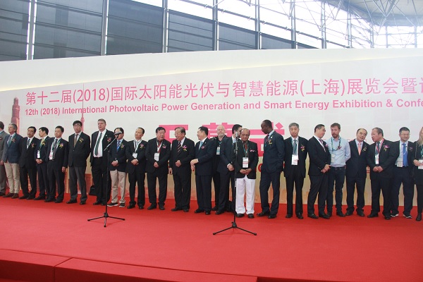 SNEC第十二屆(2018)國際太陽能光伏展覽會于2018年5月28日在上海新國際博覽中心盛大開幕，有來自全球90個國家和地區(qū)共1800余家企業(yè)參展，包括天合光能、無錫尚德、正泰、華為、保利協(xié)鑫、杜邦、晶科能源等國內(nèi)外知名的太陽能光伏廠商以及王勃華、劉漢元、朱共山等行業(yè)大咖，共同揭秘太陽能光伏行業(yè)的未來趨勢。本次展會展出的內(nèi)容涵蓋了光伏產(chǎn)業(yè)鏈的各個環(huán)節(jié)，包括光伏生產(chǎn)設(shè)備、材料、光伏電池、逆變器、光伏應(yīng)用產(chǎn)品和組件，以及光伏工程及系統(tǒng)