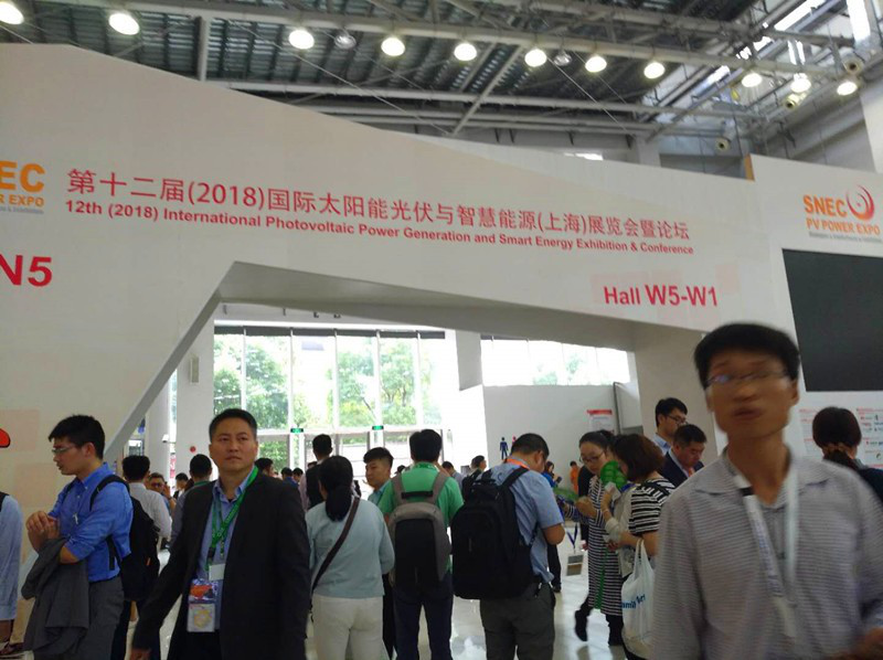 　&nbsp; 中国能源网|2018年5月28日上午9点,为期三天的SNEC第十二届上海展会正式拉开帷幕。&nbsp;　　耳畔人声鼎沸,心中感慨万千,让小编带领小伙伴们直击展会第一天火爆现场