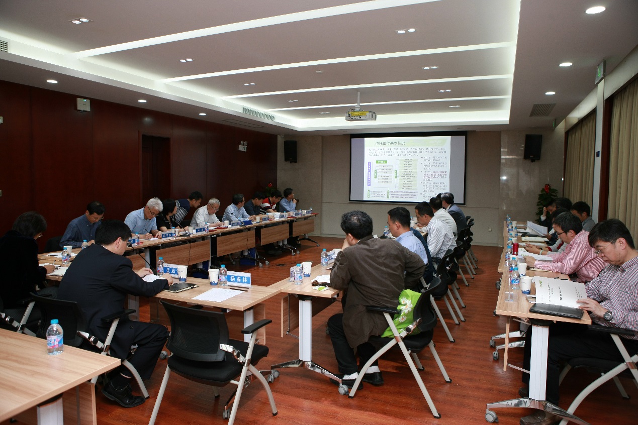 　　【中國儀表網(wǎng) 儀表會(huì)議】5月3日，國家環(huán)境保護(hù)城市土壤污染控制與修復(fù)工程技術(shù)中心(以下簡(jiǎn)稱“中心”)技術(shù)委員會(huì)年度工作會(huì)議在滬順利召開，中心依托單位上海市環(huán)境科學(xué)研究院聘任了中心新一屆技術(shù)委員會(huì)，匯聚我國土壤領(lǐng)域頂級(jí)專家隊(duì)伍組成的技術(shù)委員會(huì)審議了中心新一輪建設(shè)計(jì)劃，共議中心發(fā)展大計(jì)、共謀發(fā)展良策。會(huì)議由中心主任、市環(huán)科院副院長黃沈發(fā)主持，上海市環(huán)保局吳啟洲副局長出席會(huì)議并講話