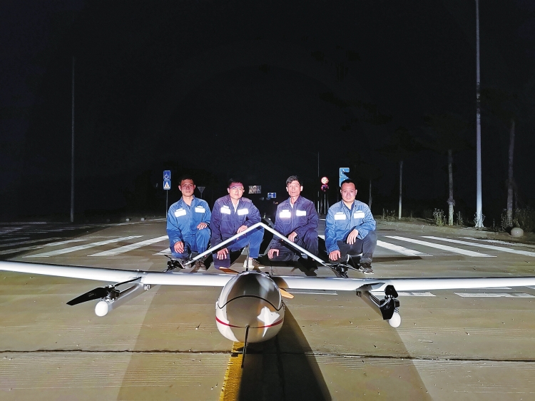 
　　廣東電網(wǎng)公司機(jī)巡作業(yè)人員指導(dǎo)海南電網(wǎng)公司員工完成全國首次輸電線路固定翼無人機(jī)激光雷達(dá)掃描夜間巡視?！『巫筷?攝

　　廣東專家到海南來，駐點(diǎn)幫扶；海南學(xué)員到廣東去，跟班學(xué)習(xí)