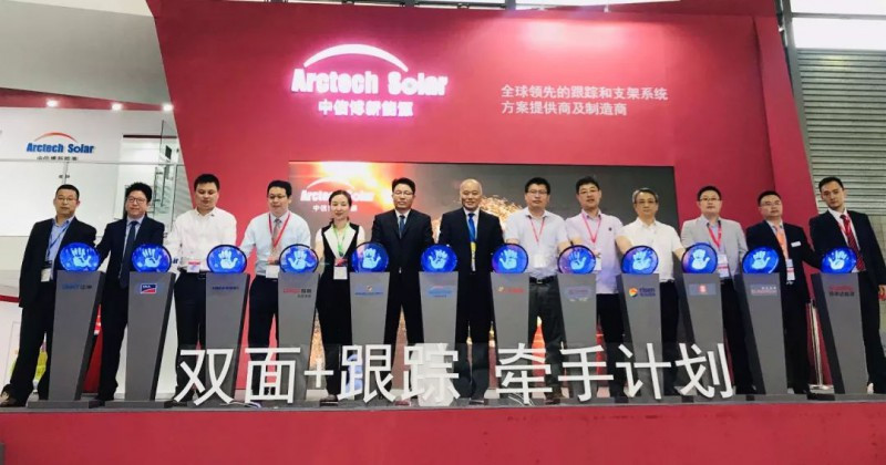 原标题：【SNEC2018】直击中信博展台“大事件”            全球太阳能光伏行业盛会 “第十二届(2018) 国际太阳能光伏与智慧能源(上海)展览会”(简称SNEC2018) 正在上海新国际展览中心如火如荼进行中! 作为勤劳、负责、专业的中信博形象代言人“小博”，每天都是早早地来到了现场。因为发自内心想和你们分享现场精彩画面，这次中信博不仅携创新技术、最新研发成果以及最可靠的解决方案隆重亮相SNEC2018