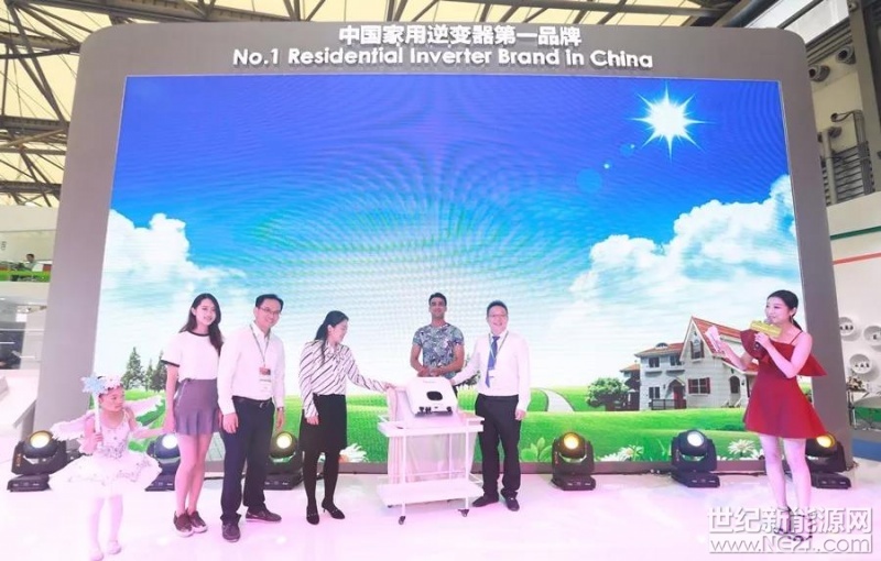  
當爸爸媽媽牽著小女孩的手緩緩揭開逆變新品幕布時，現(xiàn)場200余人瞬間沸騰，這是2018 SNEC首日（5月28日） 古瑞瓦特展前的盛況！直到5月29日展會第二天下午，展前依然人潮涌動、熱度不減。此次展會古瑞瓦特攜眾多全新產(chǎn)品及智慧能源解決方案集體亮相，吸引了現(xiàn)場觀眾、海內(nèi)外媒體的關(guān)注和贊譽，為用戶帶來了一場光伏科技盛宴