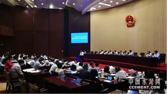 原标题：江苏：年内整治“散乱污”企业10万家以上            28日下午，江苏省十三届人大常委会第三次会议在南京举行，会议听取了省环保厅厅长王天琦作的《关于2017年度环境状况和环境保护目标完成情况的报告》。  《报告》显示，2017年，全省化学需氧量、二氧化硫、氨氮、氮氧化物四项主要污染物排放量分别同比消减3.17%、7.46%、3.43%、4%，均超额完成国家下达的年度减排任务，空气质量目标、水环境质量目标生态环境部初核结果为完成，省政府年度十大主要任务百项重点工作确定的环保工作任务圆满完成