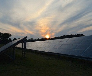 我国光伏产业已进入提质增效新阶段，光伏全产业链建设能力持续提升。产业高速发展的背后，第三批领跑者计划却未能带动国内组件价格上涨，部分一线企业甚至下调全年出货预期，更有部分人士指出，平价上网将倒逼组件价格下调……种种隐忧浮现让业内开始反思：第三批光伏领跑者计划技术指标大大提升的同时，企业是否做好了充分的应对之策？如何推动产业加速转型升级？高效技术与市场利益持续博弈后，哪类技术路线将脱颖而出？针对上述问题，记者采访了晶科能源副总裁钱晶