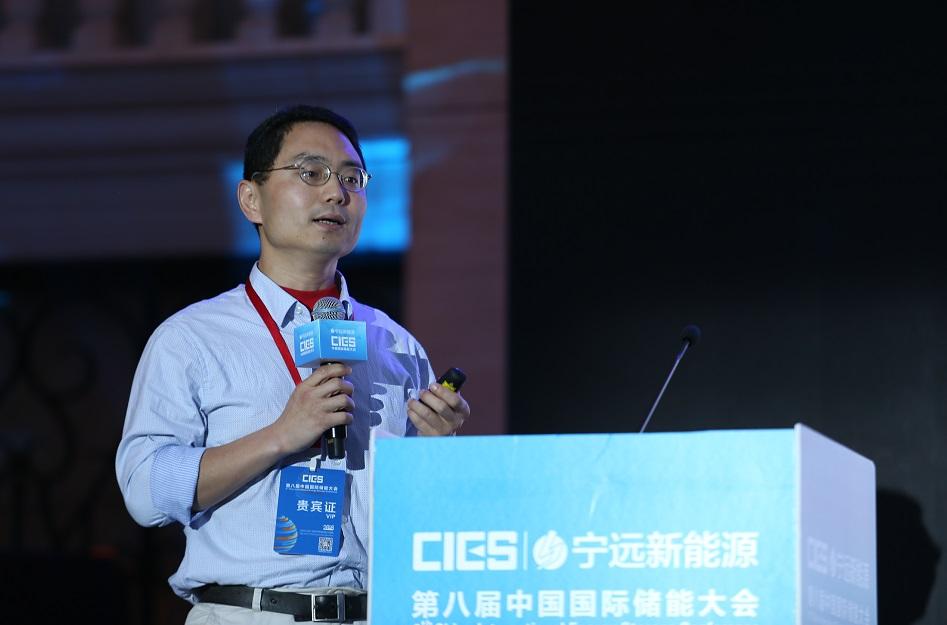 
	中國儲(chǔ)能網(wǎng)訊：5月19日至21日，“第八屆中國國際儲(chǔ)能大會(huì)”在深圳隆重召開， 來自中國、美國、德國、英國、加拿大、西班牙、日本、韓國、澳大利亞等國和地區(qū)1500余位政府機(jī)構(gòu)、科研院所、行業(yè)組織、電力公司、新能源項(xiàng)目單位、系統(tǒng)集成商等代表出席本次大會(huì)。


	華北電力大學(xué)教授鄭重在儲(chǔ)能電池專場，發(fā)表了題為