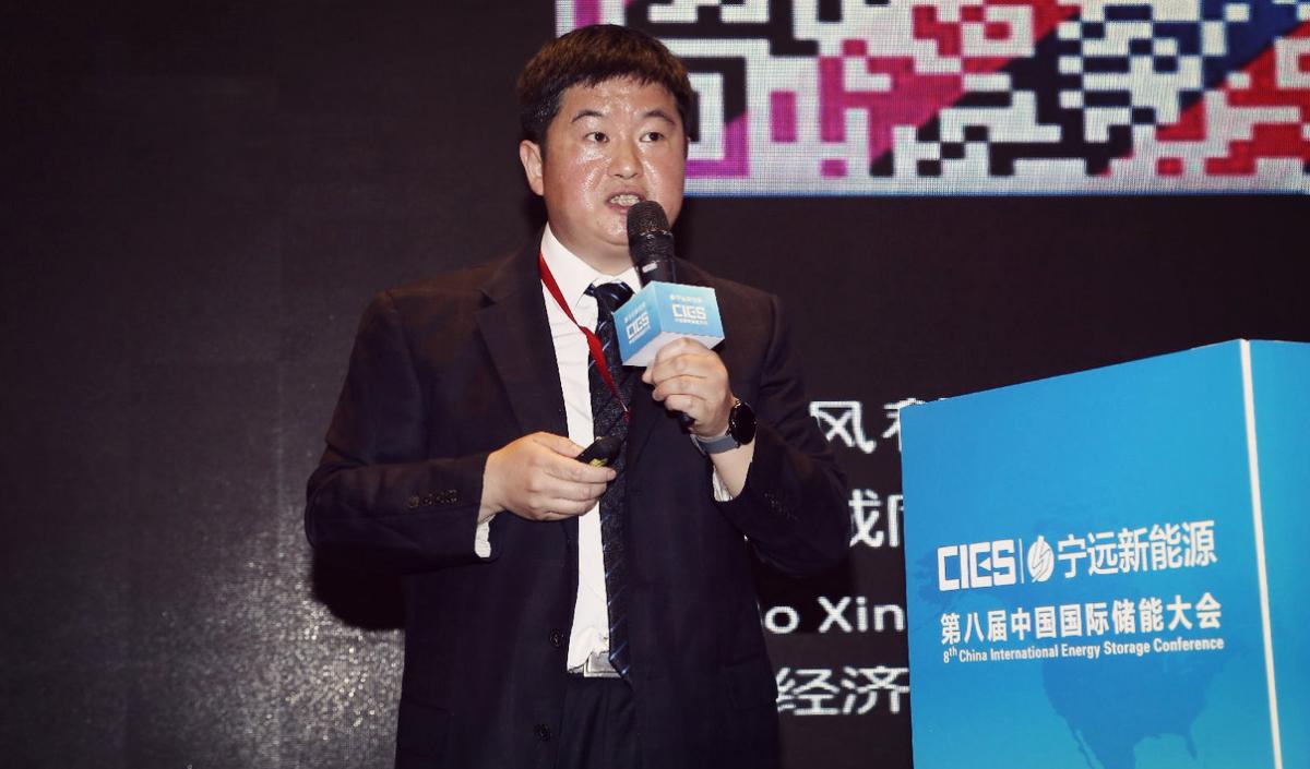 
	中國儲(chǔ)能網(wǎng)訊：5月19日至21日，“第八屆中國國際儲(chǔ)能大會(huì)”在深圳隆重召開， 來自中國、美國、德國、英國、加拿大、西班牙、日本、韓國、澳大利亞等國和地區(qū)1500余位政府機(jī)構(gòu)、科研院所、行業(yè)組織、電力公司、新能源項(xiàng)目單位、系統(tǒng)集成商等代表出席本次大會(huì)。


	北京天誠同創(chuàng)電氣有限公司副總經(jīng)理劉炳在新能源發(fā)電并網(wǎng)專場，發(fā)表了題為“基于標(biāo)準(zhǔn)產(chǎn)品框架的風(fēng)儲(chǔ)系統(tǒng)解決方案”的精彩演講