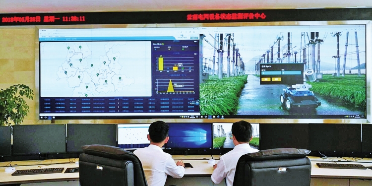 
　　云南電網(wǎng)公司通過集控平臺(tái)對(duì)變電站巡視機(jī)器人進(jìn)行管理?！W陽婷婷 攝

　　5月21日，云南電網(wǎng)公司成功實(shí)現(xiàn)500千伏大理變電站巡視機(jī)器人與主站聯(lián)調(diào)對(duì)接，標(biāo)志著該公司在南方電網(wǎng)率先實(shí)現(xiàn)公司級(jí)機(jī)器人主站對(duì)公司范圍內(nèi)機(jī)器人集中管理