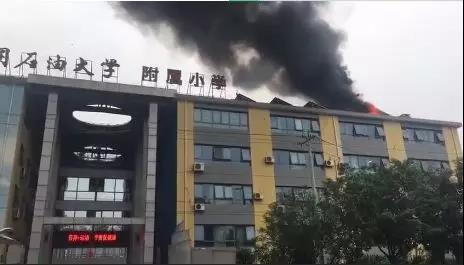 光伏发电是好事，然而如果不注意或者维护不当尤其是夏季容易引起火灾，届时“喜”剧就变成了“悲”剧。近日，某小学屋顶发生光伏电站起火事件，看那滚滚的浓烟，隔着屏幕都能闻到烧焦的味道！财经日历资讯快递贵金属模拟交易贵金属专家直播室金投网贵金属行情软件夏季即将来临，对于光伏电站的用户来说是好事，收益也会有所增加