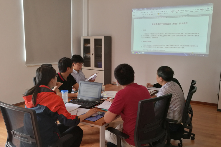 　　【中国仪表网 仪表标准】近日，浙江省地方计量技术规范《电能表使用中在线监测(核查)技术规范》制定工作启动。浙江省计量科学研究院作为项目主要承担单位，组织起草组成员召开首次会议