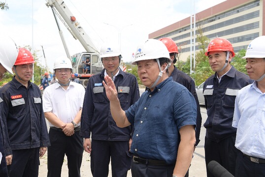 　　“因改革而生、因改革而興、因改革而強(qiáng)。”李慶奎如此總結(jié)南方電網(wǎng)公司（下稱(chēng)“南方電網(wǎng)”）十五年的成長(zhǎng)史，這是他到此擔(dān)任董事長(zhǎng)、黨組書(shū)記的第三個(gè)年頭