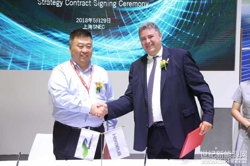  全球領(lǐng)先的光伏行業(yè)金屬化漿料提供商賀利氏光伏今日宣布，與江蘇中宇光伏科技有限公司（以下簡稱“中宇光伏”）在第十二屆（2018）國際太陽能光伏與智慧能源（上海）大會暨展覽會（SNEC）上簽署全方位戰(zhàn)略合作協(xié)議。此次簽約內(nèi)容不僅包括中宇光伏目前專注的常規(guī)DWC添加劑制絨、MCCE（黑硅）項目，也包括該公司將發(fā)力的單晶PERC（鈍化發(fā)射極及背局域接觸）、SE（選擇性發(fā)射極）、HIT（異質(zhì)結(jié)太陽能電池）等高效電池項目，同時還包括合作搭建聯(lián)合重點實驗室，合作開發(fā)新材料新工藝等