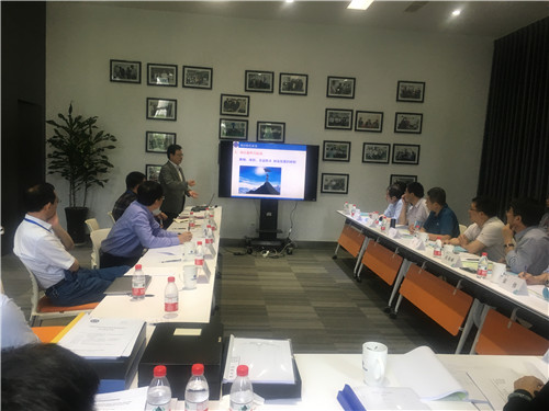 　　【中国仪表网 仪表新品】5月24日，中国科学院条件保障与财务局组织专家对中国科学院宁波材料技术与工程研究所承担的“面向半导体薄膜超高速、低温外延的中压等离子体化学气相沉积系统”和“微细球状非晶粉末制备装置”两个院科研装备项目进行了技术验收和综合验收。  技术验收会现场  现场查看研制仪器设备的运行情况  现场查看研制仪器设备的运行情况 　　两个项目的技术验收会于5月24日上午举行，条件