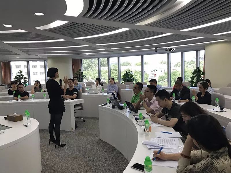 
                    
	 


	



	5月28日，长江商学院智造创业MBA召开媒体见面会，包括人民日报、人民网、中新社、光明日报、经济日报、《财新》杂志、中国新闻周刊、《经济参考报》、新京报、第一财经日报、《商学院》杂志、《投资圈》杂志、钛媒体、每日经济新闻、腾讯教育在内超过10家国内知名媒体前来采访。 


	


	以下为《中国新闻周刊》观察员文章： 


	


	会上，甘洁教授和5位智造创业MBA首期班学员“中国制造业新形势”、“未来科技爆发点”等热点问题与各位媒体代表
