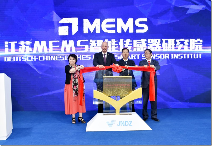 　　【中国仪表网 仪表产业】5月28日，德国图林根州经济、科技与数字社会部部长Wolfgang Tiefensee，德国驻上海总领馆总领事Althauser一行专程来到江宁开发区，与园区共同签署战略合作协议，并为中德合作的新型研发机构江苏MEMS智能传感器研究院入驻新的办公场所举行揭牌。市委常委、区委书记李世贵，市科委、市外办、市“两落地一融合”推进办负责人、区领导李万平、董涵、王爱军等，以及中国物联网与传感器联盟、中国半导体协会MEMS分会、东南大学、重庆大学、德尔森集团等合作方