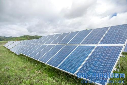                                                                                                                                                                     
	　　暫停普通地面電站指標發(fā)放、分布式光伏規(guī)模受限、調低上網電價……6月1日，國家發(fā)改委、財政部、國家能源局聯合發(fā)布的一份《關于2018年光伏發(fā)電有關事