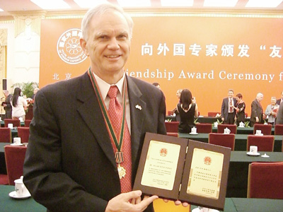 　　鲍睿获颁中国政府2009年度“友谊奖”　　今年春季的核工业展会上，刚刚参加完中美核能企业论坛的鲍睿向媒体讲述了自己与核电，以及在中国建设核电的故事。他身材瘦高，谈吐幽默，聊起工作时神采奕奕