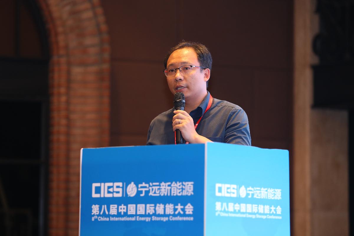
	中國儲能網(wǎng)訊：5月19日至21日，“第八屆中國國際儲能大會”在深圳隆重召開， 來自中國、美國、德國、英國、加拿大、西班牙、日本、韓國、澳大利亞等國和地區(qū)1500余位政府機(jī)構(gòu)、科研院所、行業(yè)組織、電力公司、新能源項目單位、系統(tǒng)集成商等代表出席本次大會。



	來自上海燃料電池汽車動力系統(tǒng)有限公司的技術(shù)總監(jiān)王曉華先生發(fā)表了題為