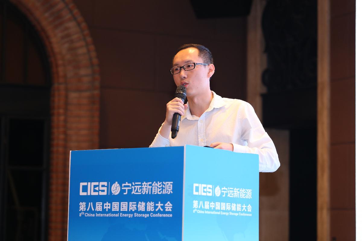 
	中國儲能網(wǎng)訊：5月19日至21日，“第八屆中國國際儲能大會”在深圳隆重召開， 來自中國、美國、德國、英國、加拿大、西班牙、日本、韓國、澳大利亞等國和地區(qū)1500余位政府機(jī)構(gòu)、科研院所、行業(yè)組織、電力公司、新能源項目單位、系統(tǒng)集成商等代表出席本次大會。



	上海交通大學(xué)電子信息與電氣工程學(xué)院助理教授陳思捷在能源區(qū)塊鏈&云儲能專場，發(fā)表了題為“基于區(qū)塊鏈的分布式能源交易技術(shù)”的精彩演講