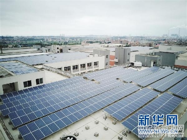  近年来，民营企业聚集地福建省泉州市大力发展清洁能源替代，帮助企业合理利用屋顶等区域架设光伏发电设备，将产生的清洁电能上网销售或自用，并通过补贴的形式为企业降低生产成本。据了解，截至2018年5月，福建省泉州市共受理企业光伏用户1145户，累计发电量超过35449万千瓦时，节省标准煤超过12万吨