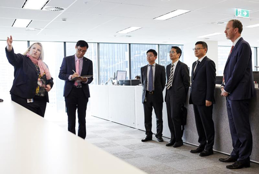 
				5月28日~6月1日，国家电网公司总经理、党组副书记寇伟一行赴公司驻澳大利亚和香港办事处调研，强调要认真贯彻落实国家“一带一路”倡议，加快公司在澳大利亚、香港业务发展，确保公司境外业务不断取得新成绩。寇伟一行调研澳大利亚办事处和香港办事处，听取高管团队、驻外团队工作情况汇报，并深入了解南澳公司、澳网公司、国网澳洲资产公司、国家电网海外投资有限公司和国家电网驻港灯公司运营情况
