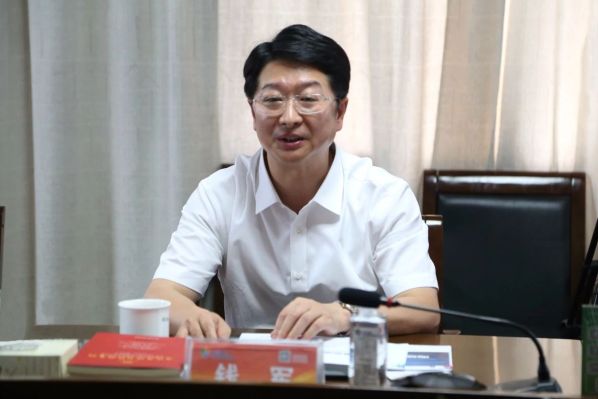 
	
                    
	6月2日，泰兴市党组成员、副市长、虹桥工业园区党工委书记、虹桥镇党委书记钱军，泰兴虹桥工业园区管委会主任孔军，泰兴虹桥工业园区管委会副主任游洁，泰兴虹桥招商发展有限公司招商经理孟嘉，泰兴虹桥招商发展有限公司招商经理王剑，莅临远东智慧能源股份有限公司（简称：智慧能源 股票代码：600869）参观调研。

	远东控股集团创始人、董事局主席、党委书记蒋锡培，投资人、远东控股集团董事、智慧能源副董事长、首席执行官、党委副书记蒋华君，投资人、智慧能源副监事长、远东电